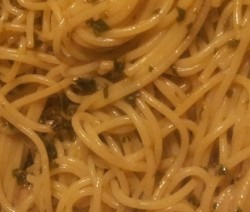 spaghetti con pesto di broccoletti