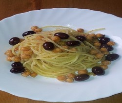 spaghetti con olive, ceci e pangrattato
