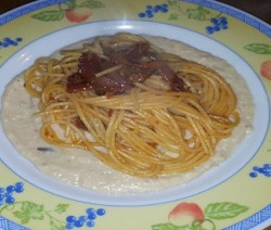 spaghetti con pomodori secchi e crema di cannellini