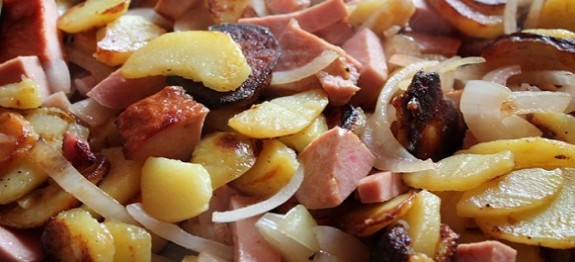 Terrina di wurstel con patate e cipolle | Ricette Al Forno