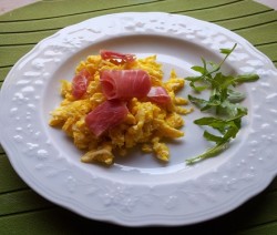 uova strapazzate con speck e parmigiano