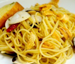 spaghetti con vongole e cavolfiore croccante